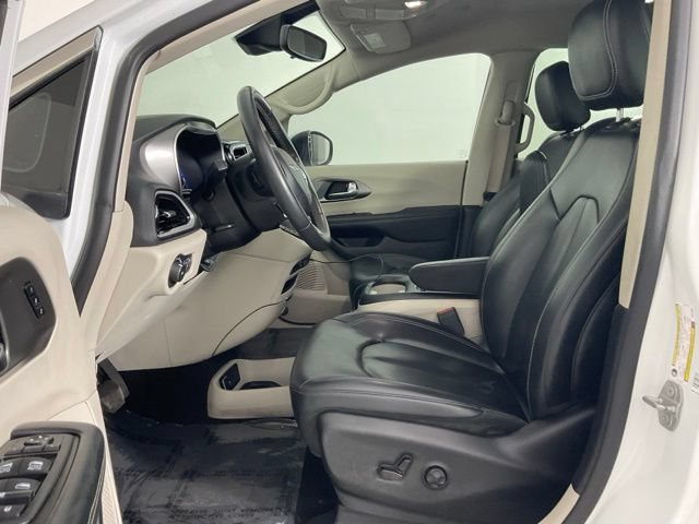 Used 2023 Chrysler Pacifica Touring-L FWD image 10