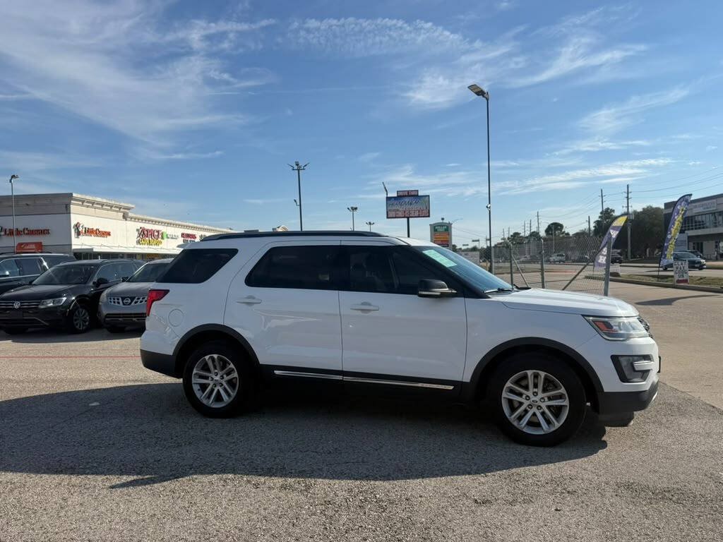 Used 2017 Ford Explorer XLT w/ Equipment Group 201A FWD image 9