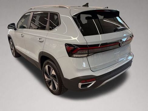 Certified 2025 Volkswagen Taos SE w/ Panoramic Sunroof Package AWD/4WD image 5