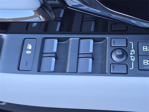 Used 2025 Land Rover Range Rover Evoque S image 28