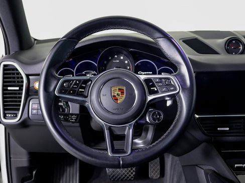 Certified 2023 Porsche Cayenne Platinum Edition image 10