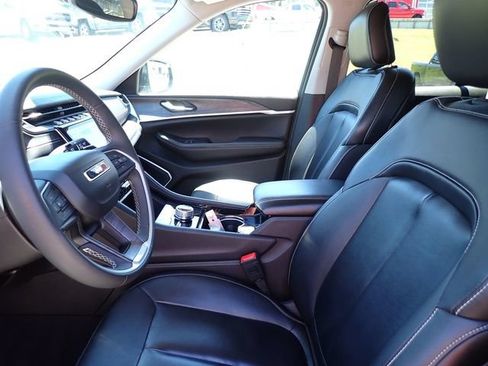 Used 2023 Jeep Grand Cherokee Limited w/ Black Appearance Package AWD/4WD image 13