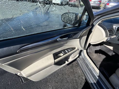 Used 2017 Ford Fusion SE w/ Fusion SE Technology Package image 27