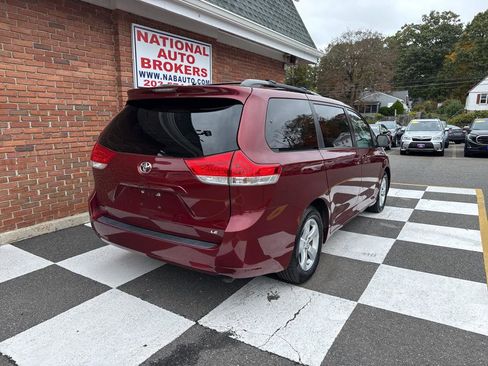 Used 2011 Toyota Sienna LE image 3