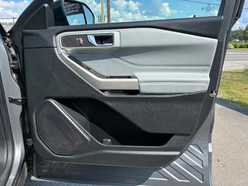 Used 2022 Ford Explorer XLT w/ Equipment Group 202A AWD/4WD image 38
