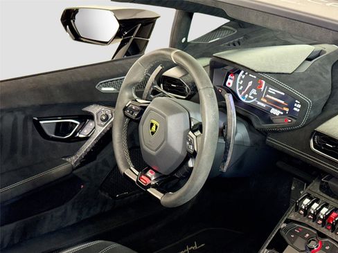 Used 2018 Lamborghini Huracan Performante AWD/4WD image 28