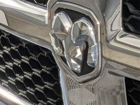 Used 2020 RAM 1500 Classic SLT image 8