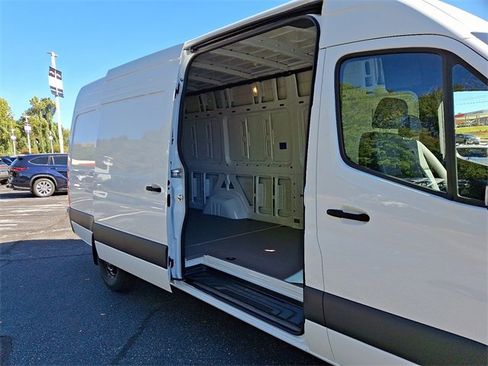 Used 2025 Mercedes-Benz Sprinter 2500 image 10
