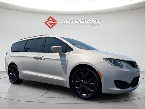 Used 2019 Chrysler Pacifica Limited w/ S Appearance Package FWD image 16