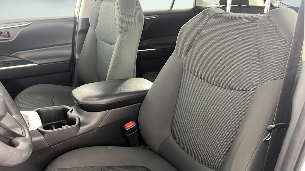 Used 2022 Toyota RAV4 LE AWD/4WD image 31