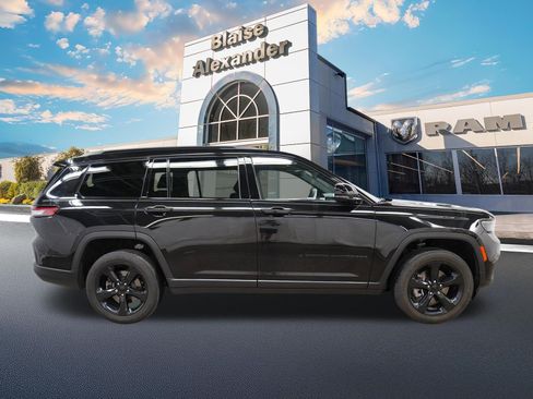 Used 2023 Jeep Grand Cherokee L Laredo AWD/4WD image 2