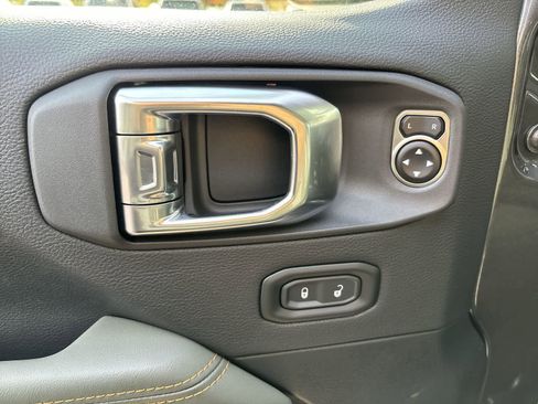 New 2025 Jeep Gladiator Mojave image 9