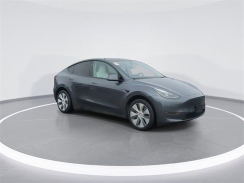 Used 2023 Tesla Model Y Long Range image 9