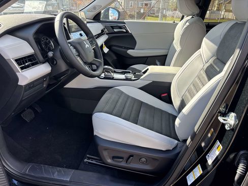 New 2025 Mitsubishi Outlander SE image 7