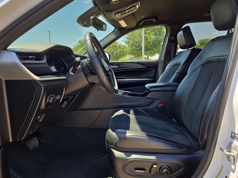 Used 2023 Jeep Grand Cherokee Altitude AWD/4WD image 16