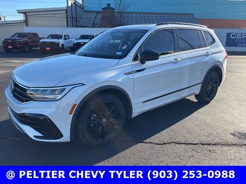 Used 2022 Volkswagen Tiguan SE R-Line image 3