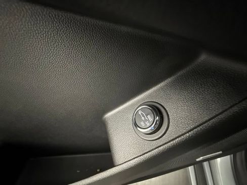 Used 2023 Chevrolet Traverse Premier FWD image 17