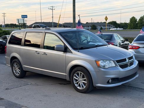 Used 2018 Dodge Grand Caravan SXT FWD image 3