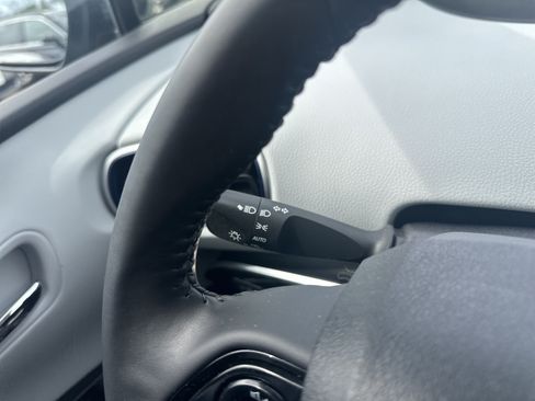 Used 2021 Toyota Prius Limited w/ Premium Convenience Package FWD image 4