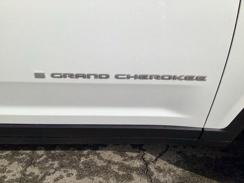New 2025 Jeep Grand Cherokee Laredo image 10