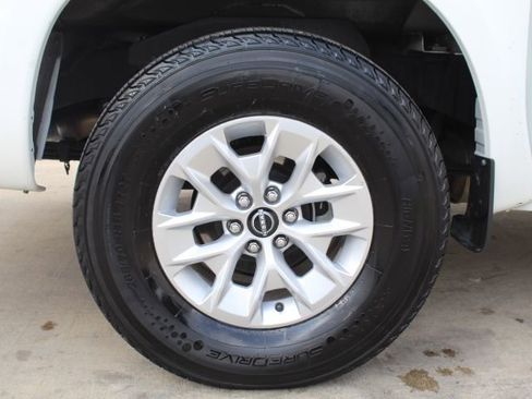 Used 2024 Nissan Frontier SV image 10