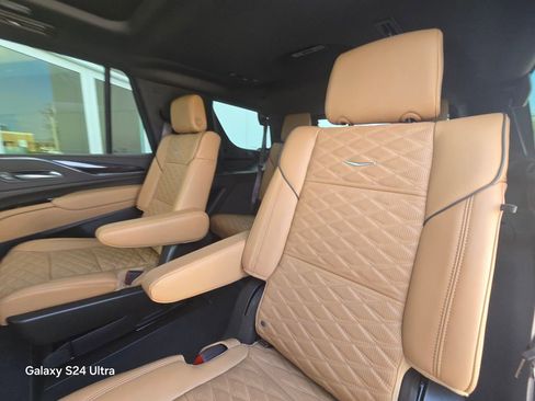 Used 2024 Cadillac Escalade Premium Luxury image 17