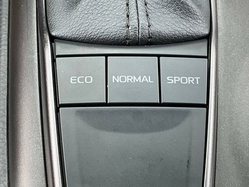 Used 2022 Toyota Camry SE FWD image 23
