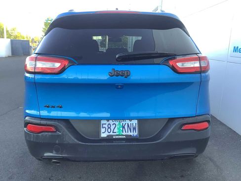 Used 2018 Jeep Cherokee Latitude w/ Altitude Package AWD/4WD image 5
