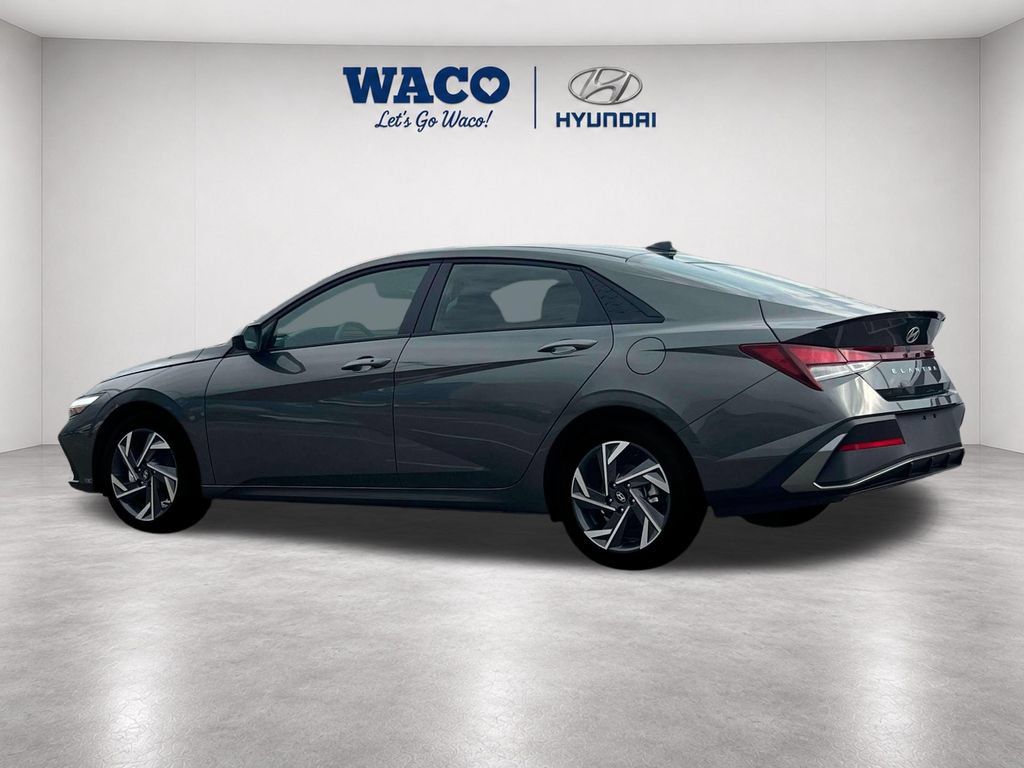 Used 2025 Hyundai Elantra Sport FWD image 4