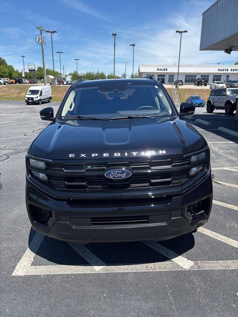Used 2025 Ford Expedition Active AWD/4WD image 2