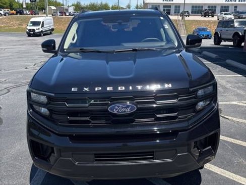 Used 2025 Ford Expedition Active AWD/4WD image 2