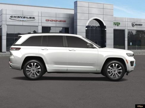 Used 2025 Jeep Grand Cherokee Overland w/ Luxury Tech Group IV AWD/4WD image 9