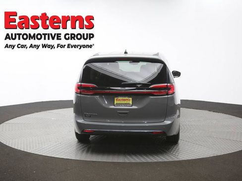 Used 2023 Chrysler Pacifica Touring-L FWD image 38