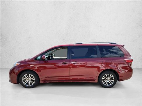 Used 2020 Toyota Sienna XLE w/ XLE Navigation Package FWD image 8