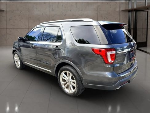 Used 2018 Ford Explorer XLT w/ Equipment Group 202A FWD image 5