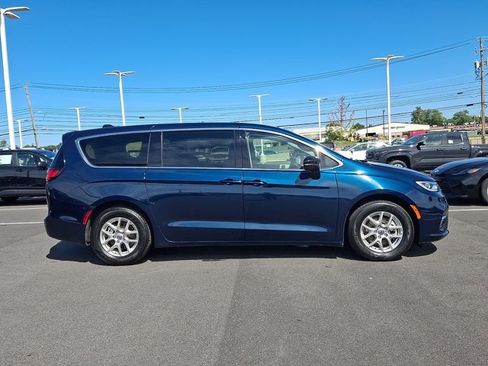 Used 2024 Chrysler Pacifica Touring-L FWD image 7
