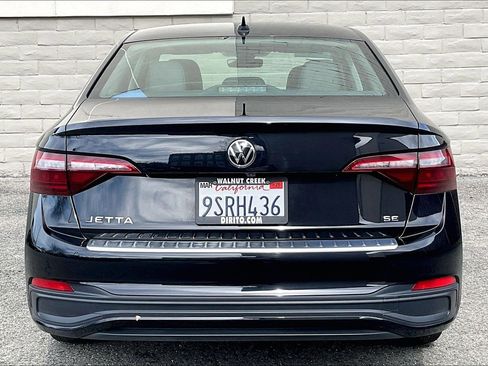 Certified 2024 Volkswagen Jetta SE w/ Panoramic Sunroof Package image 3