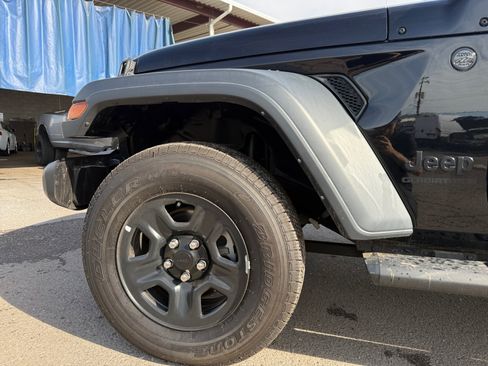 Used 2023 Jeep Gladiator Sport w/ Trailer Tow Package AWD/4WD image 10