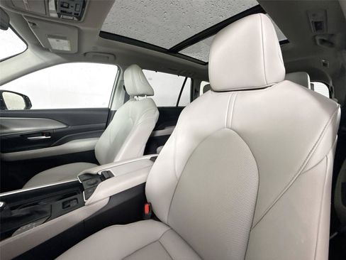 Certified 2024 Toyota Grand Highlander XLE image 3