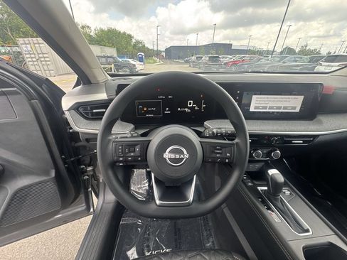 Used 2025 Nissan Kicks SV AWD/4WD image 16