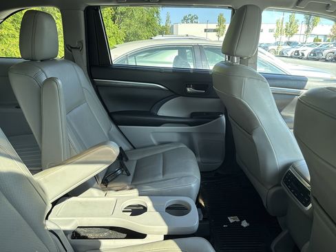 Used 2017 Toyota Highlander Limited image 3