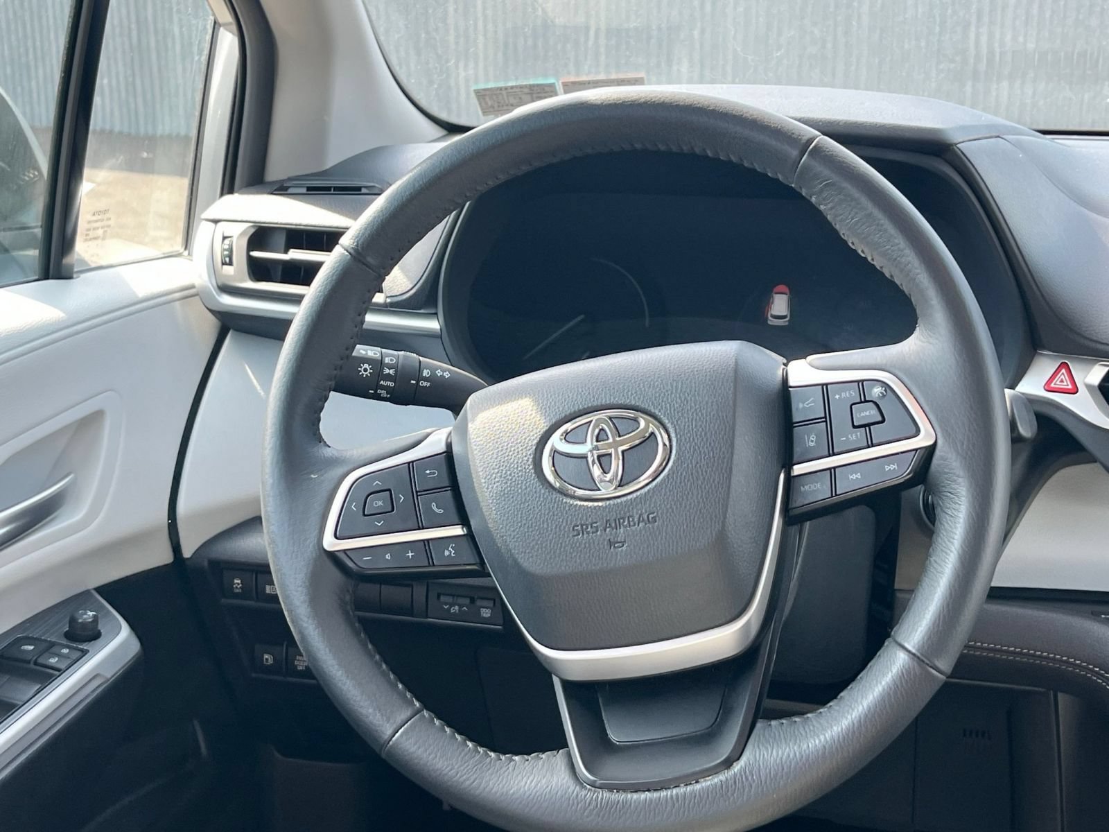 Used 2025 Toyota Sienna XLE FWD image 28