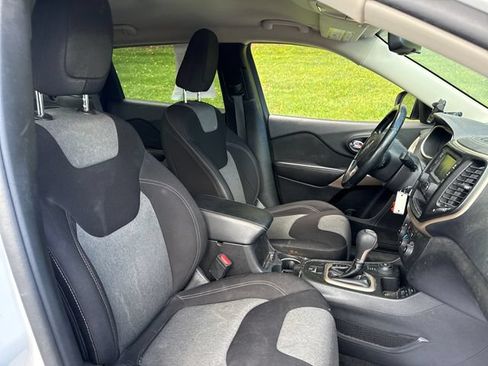 Used 2018 Jeep Cherokee Latitude w/ Altitude Package AWD/4WD image 13