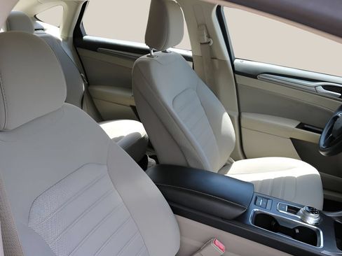 Used 2020 Ford Fusion SE FWD image 18