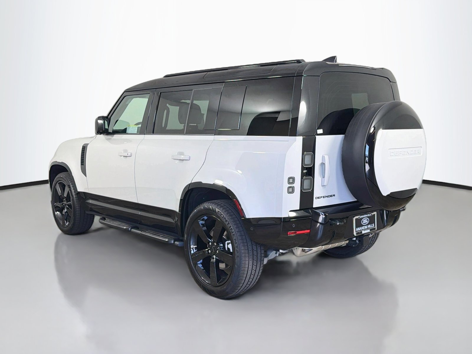 Used 2026 Land Rover Defender 110 X-Dynamic SE AWD/4WD image 3
