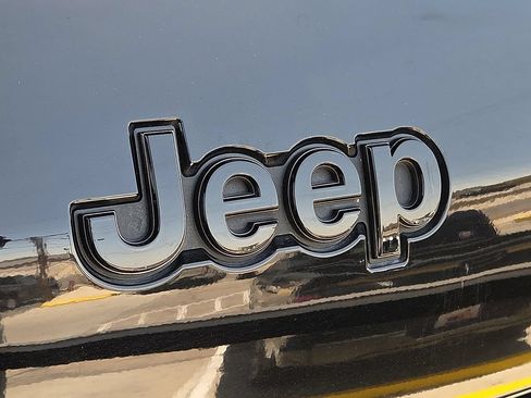 Used 2025 Jeep Grand Cherokee L Limited w/ Black Appearance Package RWD image 13