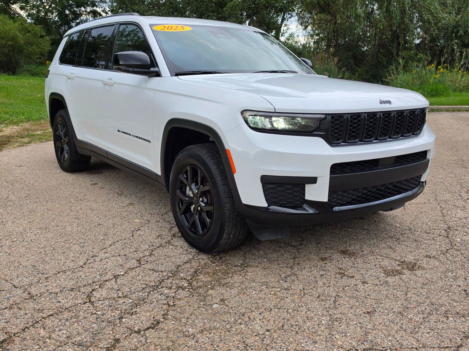 Used 2025 Jeep Grand Cherokee L Altitude AWD/4WD image 15