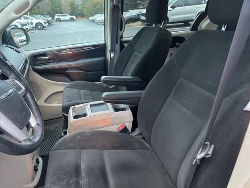 Used 2016 Chrysler Town & Country Touring image 9