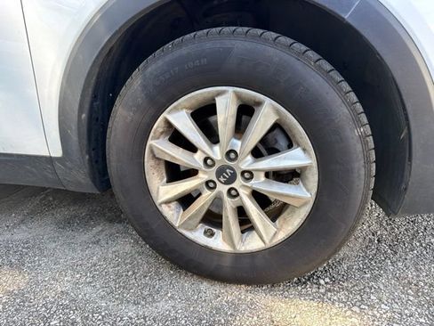 Used 2019 Kia Sorento FWD V6 image 10