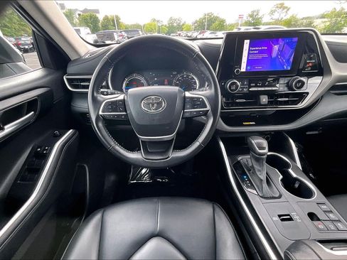 Used 2023 Toyota Highlander XLE AWD/4WD image 5